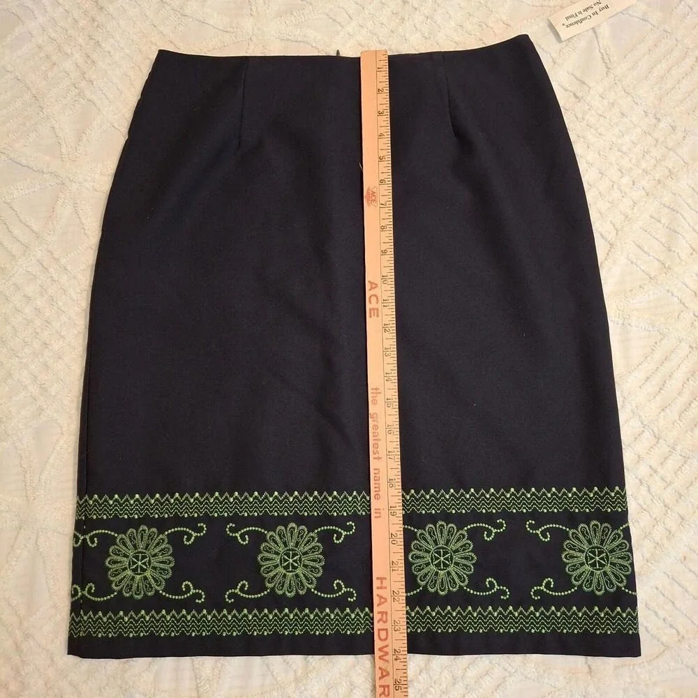 B. Moss Women Size 10 Pencil Skirt‎ Navy Blue Embroidered Floral Hem BM1585